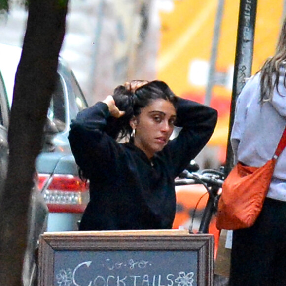 Exclusif - Lourdes Leon, la fille de Madonna se promène à New-York avec des amies le 18 juin 2020. Elle porte un masque pour se protéger de l'épidémie de Coronavirus (Covid-19).