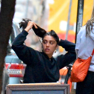 Exclusif - Lourdes Leon, la fille de Madonna se promène à New-York avec des amies le 18 juin 2020. Elle porte un masque pour se protéger de l'épidémie de Coronavirus (Covid-19).