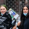 Exclusif - Lourdes Leon, la fille de Madonna se promène à New-York avec des amies le 18 juin 2020. Elle porte un masque pour se protéger de l'épidémie de Coronavirus (Covid-19).