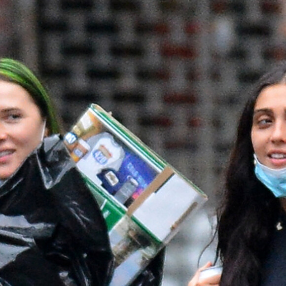 Exclusif - Lourdes Leon, la fille de Madonna se promène à New-York avec des amies le 18 juin 2020. Elle porte un masque pour se protéger de l'épidémie de Coronavirus (Covid-19).