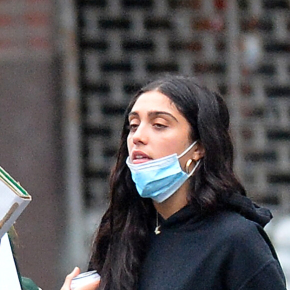 Exclusif - Lourdes Leon, la fille de Madonna se promène à New-York avec des amies le 18 juin 2020. Elle porte un masque pour se protéger de l'épidémie de Coronavirus (Covid-19).