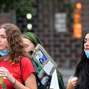 Exclusif - Lourdes Leon, la fille de Madonna se promène à New-York avec des amies le 18 juin 2020. Elle porte un masque pour se protéger de l'épidémie de Coronavirus (Covid-19).
