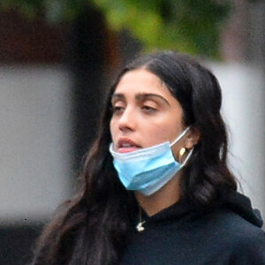 Exclusif - Lourdes Leon, la fille de Madonna se promène à New-York avec des amies le 18 juin 2020. Elle porte un masque pour se protéger de l'épidémie de Coronavirus (Covid-19).