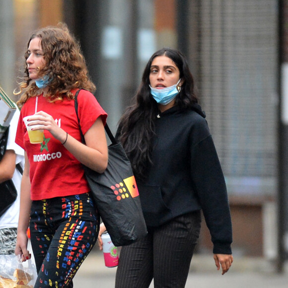 Exclusif - Lourdes Leon, la fille de Madonna se promène à New-York avec des amies le 18 juin 2020. Elle porte un masque pour se protéger de l'épidémie de Coronavirus (Covid-19).