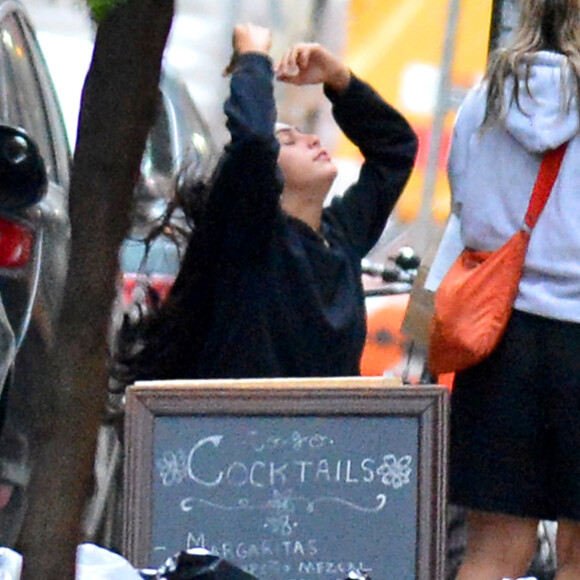 Exclusif - Lourdes Leon, la fille de Madonna se promène à New-York avec des amies le 18 juin 2020. Elle porte un masque pour se protéger de l'épidémie de Coronavirus (Covid-19).