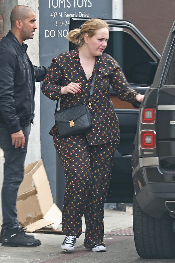 Exclusif - La chanteuse Adele fait su shopping à Los Angeles le 19 novembre 2018.