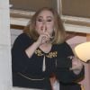 La chanteuse Adele à la fenêtre du Wiltern Theatre à Los Angeles après son concert en présence de nombreuses célébrités le 13 février 2016.