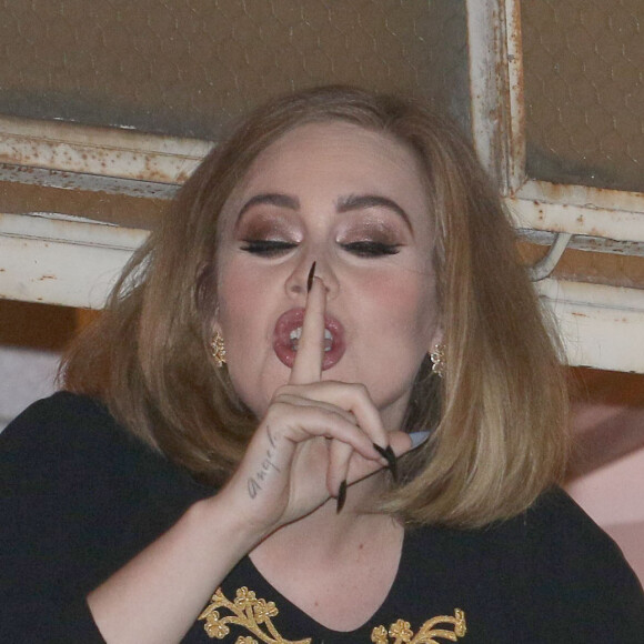 La chanteuse Adele à la fenêtre du Wiltern Theatre à Los Angeles après son concert en présence de nombreuses célébrités le 13 février 2016.