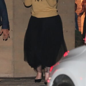 Exclusif - La Chanteuse Adele quitte le restaurant Nobu en se cachant le visage derrière son sac à Malibu le 21 septembre 2018.