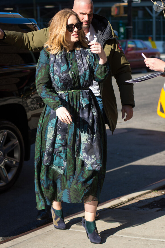 La chanteuse Adele rencontre ses fans dans la rue à New York, le 25 novembre 2015.