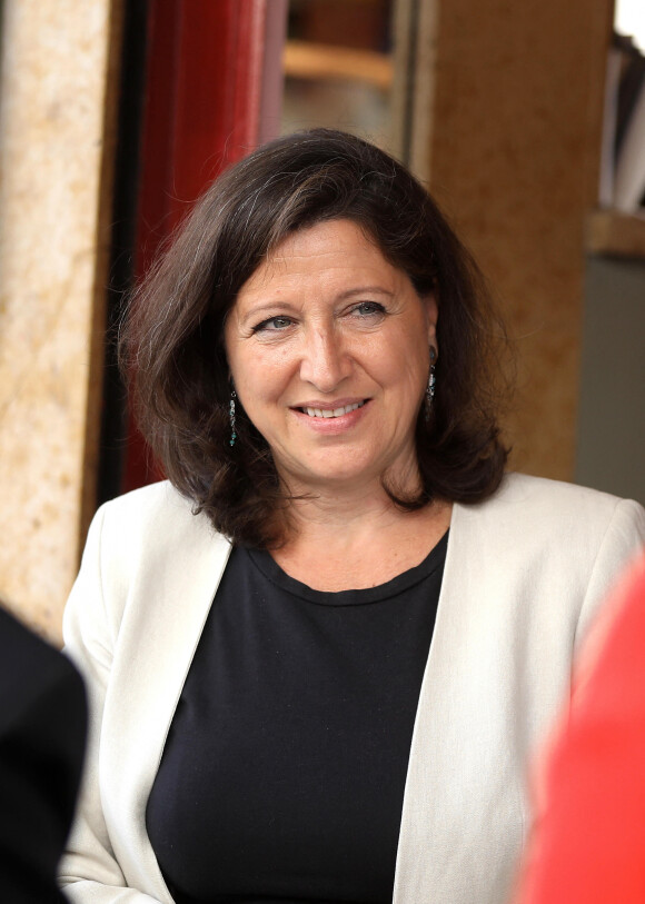 Exclusif - Agnès Buzyn, candidate à la mairie de Paris, rencontre des riverains et des commerçants rue Lepic avec Pierre-Yves Bournazel, tête de liste du 18ème arrondissement de Paris le 22 juin 2020.