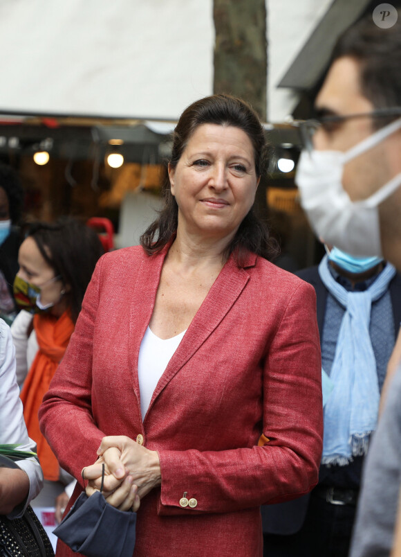 Agnès Buzyn, candidate LREM à la mairie de Paris, et Sandrine Mazetier, tête de liste dans le 12ème arrondissement, sont en campagne sur le marché de la Porte Dorée à Paris le 21 juin 2020. © Dominique Jacovides / Bestimage