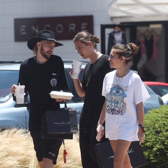 Exclusif - Thylane Blondeau en pleine séance de shopping avec son compagnon Milane Meritte à Los Angeles. le 29 juin 2019.