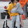Thylane Blondeau et son compagnon Milane Meritte se promènent avec un ami en trottinette électrique dans les rues de Los Angeles. Les tourtereaux s'embrassent, rigolent et se filment, le 21 juin 2019.
