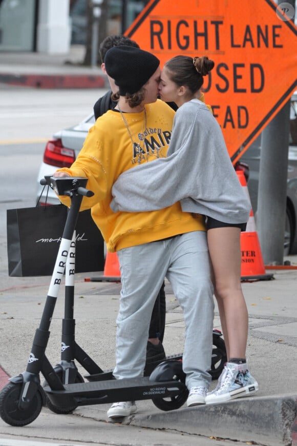 Thylane Blondeau et son compagnon Milane Meritte se promènent avec un ami en trottinette électrique dans les rues de Los Angeles. Les tourtereaux s'embrassent, rigolent et se filment, le 21 juin 2019.