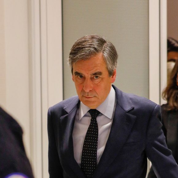 François Fillon et sa femme Penelope à la sortie de la 32ème chambre du tribunal correctionnel de Paris le 11 mars 2020. Le PNF (Parquet National Financier) a demandé au tribunal de condamner l'ancien premier ministre à cinq ans de prison dont trois avec sursis, 375 000 euros d'amende et dix ans d'inéligibilité ; son épouse à trois ans avec sursis et 375 000 euros d'amende ; et son ancien suppléant à l'Assemblée nationale à deux ans avec sursis et 20 000 euros d'amende.