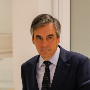 François Fillon et sa femme Penelope à la sortie de la 32ème chambre du tribunal correctionnel de Paris le 11 mars 2020. Le PNF (Parquet National Financier) a demandé au tribunal de condamner l'ancien premier ministre à cinq ans de prison dont trois avec sursis, 375 000 euros d'amende et dix ans d'inéligibilité ; son épouse à trois ans avec sursis et 375 000 euros d'amende ; et son ancien suppléant à l'Assemblée nationale à deux ans avec sursis et 20 000 euros d'amende.