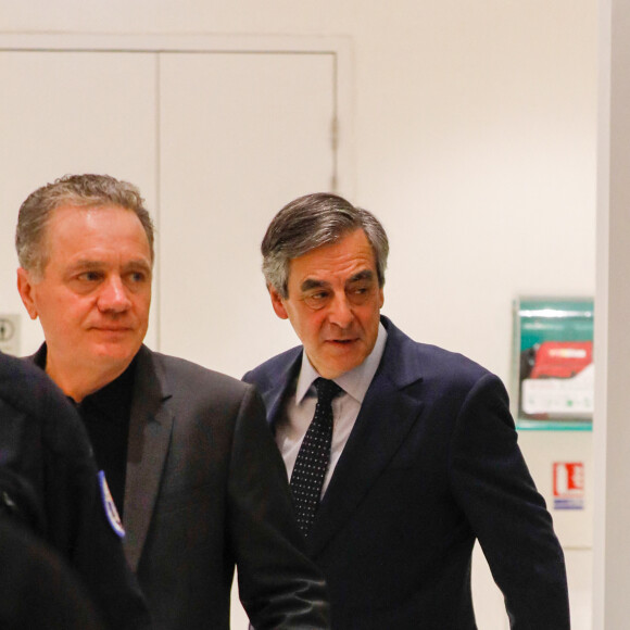 François Fillon et sa femme Penelope à la sortie de la 32ème chambre du tribunal correctionnel de Paris le 11 mars 2020. Le PNF (Parquet National Financier) a demandé au tribunal de condamner l'ancien premier ministre à cinq ans de prison dont trois avec sursis, 375 000 euros d'amende et dix ans d'inéligibilité ; son épouse à trois ans avec sursis et 375 000 euros d'amende ; et son ancien suppléant à l'Assemblée nationale à deux ans avec sursis et 20 000 euros d'amende.