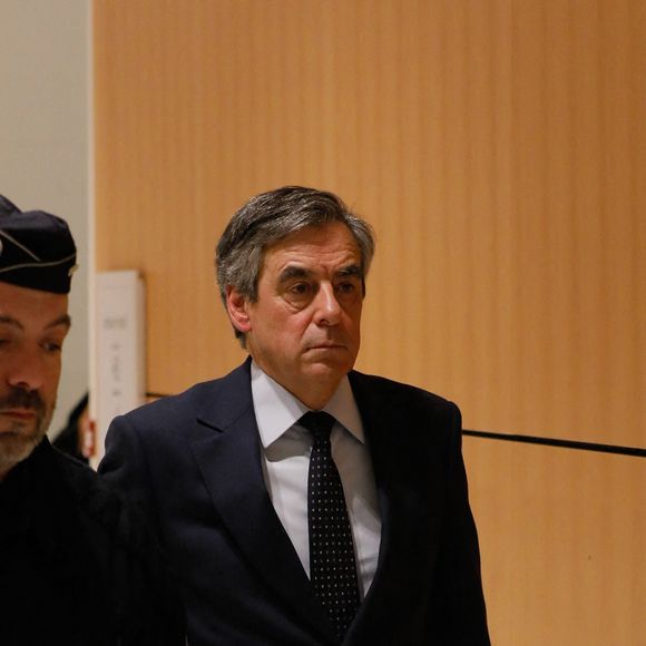 François Fillon à la 32ème chambre du tribunal correctionnel de Paris lors d'une interruption de séance le 11 mars 2020. Le PNF (Parquet National Financier) a demandé au tribunal de condamner l'ancien premier ministre à cinq ans de prison dont trois avec sursis, 375 000 euros d'amende et dix ans d'inéligibilité ; son épouse à trois ans avec sursis et 375 000 euros d'amende ; et son ancien suppléant à l'Assemblée nationale à deux ans avec sursis et 20 000 euros d'amende.