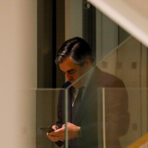 François Fillon à la 32ème chambre du tribunal correctionnel de Paris lors d'une interruption de séance le 11 mars 2020. Le PNF (Parquet National Financier) a demandé au tribunal de condamner l'ancien premier ministre à cinq ans de prison dont trois avec sursis, 375 000 euros d'amende et dix ans d'inéligibilité ; son épouse à trois ans avec sursis et 375 000 euros d'amende ; et son ancien suppléant à l'Assemblée nationale à deux ans avec sursis et 20 000 euros d'amende.