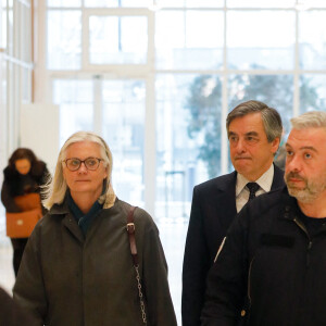 François Fillon et sa femme Penelope à la sortie de la 32ème chambre correctionnelle du tribunal de Paris le 9 mars 2020.