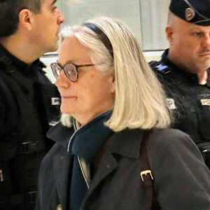 François et Penelope Fillon à la 32ème chambre du tribunal correctionnel de Paris lors d'une interruption de séance le 11 mars 2020. Le PNF (Parquet National Financier) a demandé au tribunal de condamner l'ancien premier ministre à cinq ans de prison dont trois avec sursis, 375 000 euros d'amende et dix ans d'inéligibilité ; son épouse à trois ans avec sursis et 375 000 euros d'amende ; et son ancien suppléant à l'Assemblée nationale à deux ans avec sursis et 20 000 euros d'amende.