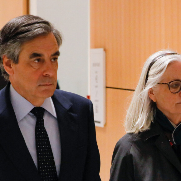 François et Penelope Fillon à la 32ème chambre du tribunal correctionnel de Paris lors d'une interruption de séance le 11 mars 2020. Le PNF (Parquet National Financier) a demandé au tribunal de condamner l'ancien premier ministre à cinq ans de prison dont trois avec sursis, 375 000 euros d'amende et dix ans d'inéligibilité ; son épouse à trois ans avec sursis et 375 000 euros d'amende ; et son ancien suppléant à l'Assemblée nationale à deux ans avec sursis et 20 000 euros d'amende.