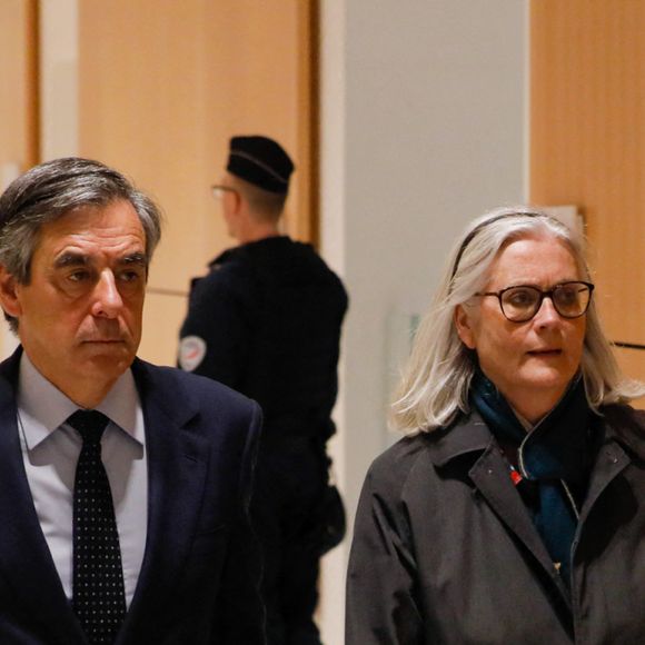 François et Penelope Fillon à la 32ème chambre du tribunal correctionnel de Paris lors d'une interruption de séance le 11 mars 2020. Le PNF (Parquet National Financier) a demandé au tribunal de condamner l'ancien premier ministre à cinq ans de prison dont trois avec sursis, 375 000 euros d'amende et dix ans d'inéligibilité ; son épouse à trois ans avec sursis et 375 000 euros d'amende ; et son ancien suppléant à l'Assemblée nationale à deux ans avec sursis et 20 000 euros d'amende.