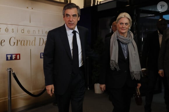 Info - Affaire Fillon, L'ancienne procureure confie avoir subi des " pressions " hiérarchiques - François Fillon accompagné de sa femme Penelope avant la première confrontation entre les cinq principaux candidats à la présidentielle 2017 lors du "Grand Débat" sur le plateau de TF1 et LCI à Aubervilliers, France, le 20 mars 2017. © Patrick Kovarik/Pool/Bestimage