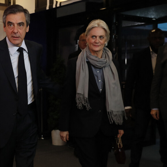 Info - Affaire Fillon, L'ancienne procureure confie avoir subi des " pressions " hiérarchiques - François Fillon accompagné de sa femme Penelope avant la première confrontation entre les cinq principaux candidats à la présidentielle 2017 lors du "Grand Débat" sur le plateau de TF1 et LCI à Aubervilliers, France, le 20 mars 2017. © Patrick Kovarik/Pool/Bestimage