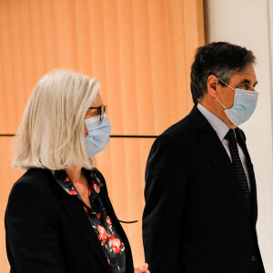 Le jugement de l'ex-Premier ministre, François Fillon, sa femme Penelope et son ancien suppléant à l'Assemblée Marc Joulaud est rendu au tribunal correctionnel de Paris le 29 juin 2020. Les trois prévenus dans l'affaire des emplois présumés fictifs de la femme de l'ex-Premier ministre son déclarés coupables. François Fillon est condamné à cinq ans de prison, dont trois avec sursis, à 375.000 euros d'amende et dix ans d'inéligibilité. Penelope Fillon est condamnée à trois ans de prison avec sursis, à 375.000 euros d'amende et deux ans d'inéligibilité. Marc Joulaud est condamné à trois ans de prison avec sursis, à 20.000 euros d'amende et cinq ans d'inéligibilité. Les époux Fillon doivent également rembourser les sommes perçues, le tribunal chiffre les sommes ainsi : 401.000 euros à payer solidairement par François et Penelope Fillon, et 679.000 à payer solidairement par Penelope Fillon et Marc Joulaud. Les avocats de la défense Pierre Cornut-Gentille et Antonin Lévy annoncent faire appel de la décision de condamnation de leurs clients. Ils portent des masques pour faire face à l'épidémie de Coronavirus (COVID-19). © Christophe Clovis / Bestimage