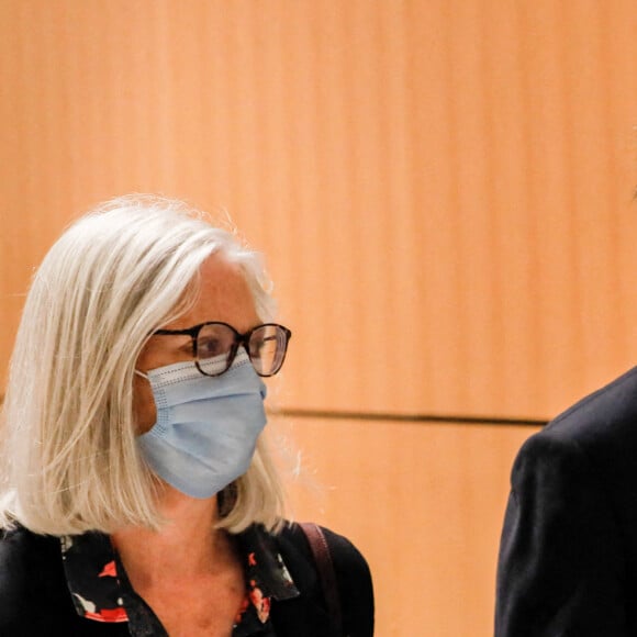 Le jugement de l'ex-Premier ministre, François Fillon, sa femme Penelope et son ancien suppléant à l'Assemblée Marc Joulaud est rendu au tribunal correctionnel de Paris le 29 juin 2020. Les trois prévenus dans l'affaire des emplois présumés fictifs de la femme de l'ex-Premier ministre son déclarés coupables. François Fillon est condamné à cinq ans de prison, dont trois avec sursis, à 375.000 euros d'amende et dix ans d'inéligibilité. Penelope Fillon est condamnée à trois ans de prison avec sursis, à 375.000 euros d'amende et deux ans d'inéligibilité. Marc Joulaud est condamné à trois ans de prison avec sursis, à 20.000 euros d'amende et cinq ans d'inéligibilité. Les époux Fillon doivent également rembourser les sommes perçues, le tribunal chiffre les sommes ainsi : 401.000 euros à payer solidairement par François et Penelope Fillon, et 679.000 à payer solidairement par Penelope Fillon et Marc Joulaud. Les avocats de la défense Pierre Cornut-Gentille et Antonin Lévy annoncent faire appel de la décision de condamnation de leurs clients. Ils portent des masques pour faire face à l'épidémie de Coronavirus (COVID-19). © Christophe Clovis / Bestimage