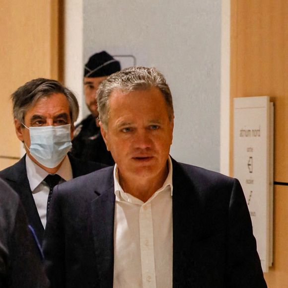 Le jugement de l'ex-Premier ministre, François Fillon, sa femme Penelope et son ancien suppléant à l'Assemblée Marc Joulaud est rendu au tribunal correctionnel de Paris le 29 juin 2020. Les trois prévenus dans l'affaire des emplois présumés fictifs de la femme de l'ex-Premier ministre son déclarés coupables. François Fillon est condamné à cinq ans de prison, dont trois avec sursis, à 375.000 euros d'amende et dix ans d'inéligibilité. Penelope Fillon est condamnée à trois ans de prison avec sursis, à 375.000 euros d'amende et deux ans d'inéligibilité. Marc Joulaud est condamné à trois ans de prison avec sursis, à 20.000 euros d'amende et cinq ans d'inéligibilité. Les époux Fillon doivent également rembourser les sommes perçues, le tribunal chiffre les sommes ainsi : 401.000 euros à payer solidairement par François et Penelope Fillon, et 679.000 à payer solidairement par Penelope Fillon et Marc Joulaud. Les avocats de la défense Pierre Cornut-Gentille et Antonin Lévy annoncent faire appel de la décision de condamnation de leurs clients. Ils portent des masques pour faire face à l'épidémie de Coronavirus (COVID-19). © Christophe Clovis / Bestimage