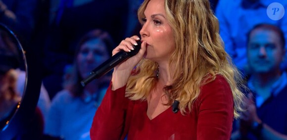 Hélène Ségara en larmes après l'accident de Nicolas, de Duo Maintenant - émission "Incroyable talent, la bataille du jury" du 30 juin 2020, sur M6