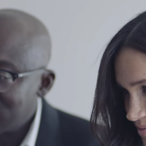 Meghan Markle et Edward Enninful en coulisse du magazine "Vogue" de septembre 2019.