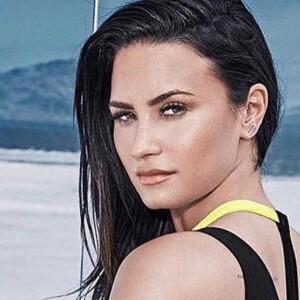 Demi Lovato pose pour la nouvelle collection de vêtements de sport Fabletics le 6 avril 2020.