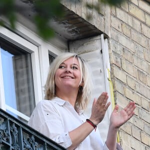 Exclusif - Flavie Flament et son fils Enzo Castaldi sont au balcon de leur domicile pour applaudir le personnel soignant en première ligne face à l'épidémie de Coronavirus (Covid-19) à Paris le 12 avril 2020.