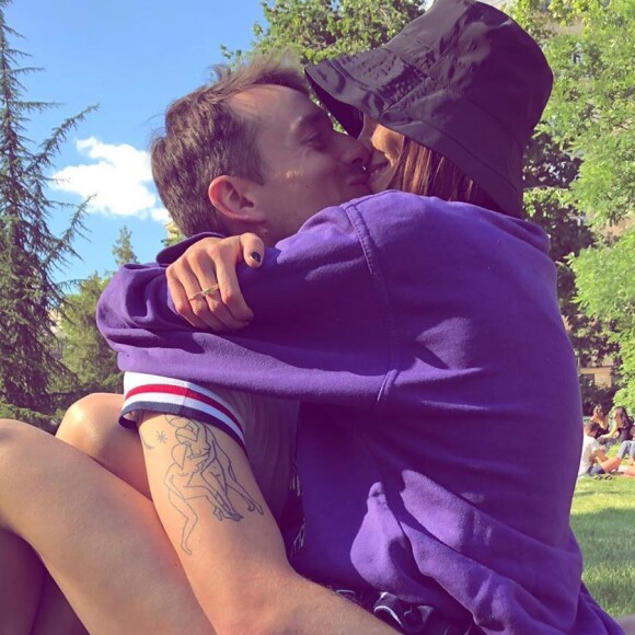 Alexandra Rosenfeld et Hugo Clément très amoureux pour retrouver des amis dans un parc de Paris le 31 mai 2020, dont Martin Weill.