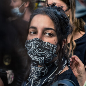 Leïla Bekhti - People à la manifestation de soutien à Adama Traoré devant le tribunal de Paris le 2 juin 2020. Environ 20.000 personnes ont participé mardi soir devant le tribunal de Paris à un rassemblement interdit, émaillé d'incidents, à l'appel du comité de soutien à la famille d'Adama Traoré, jeune homme noir de 24 ans mort en 2016 après son interpellation. © Cyril Moreau / Bestimage