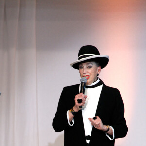 Archives - Elodie Gossuin et Geneviève de Fontenay lors de l'élection de Miss Nationale "Geneviève de Fontenay" 2011 à la salle Wagram à Paris, le 6 décembre 2010.