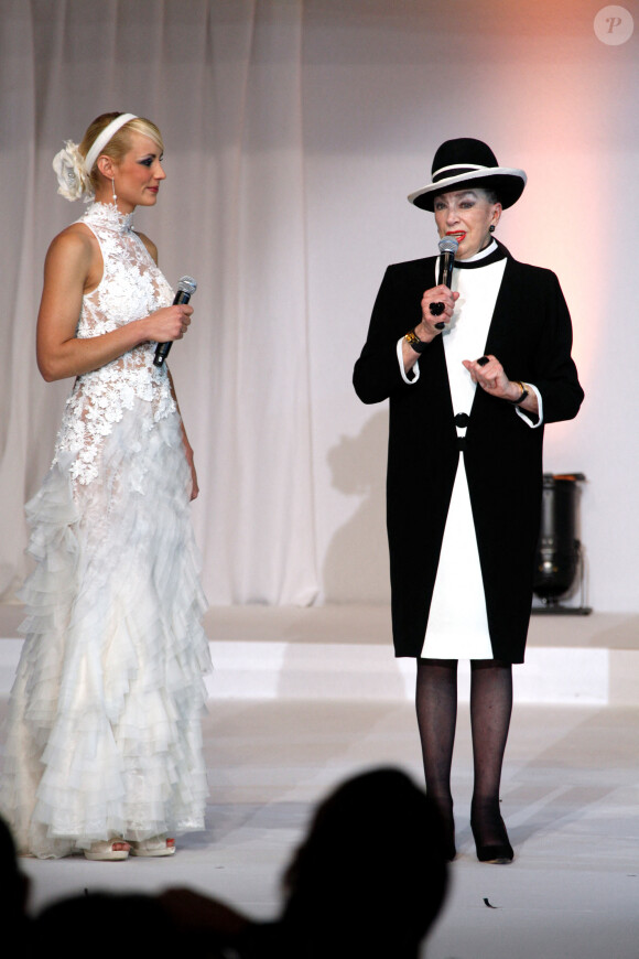 Archives - Elodie Gossuin et Geneviève de Fontenay lors de l'élection de Miss Nationale "Geneviève de Fontenay" 2011 à la salle Wagram à Paris, le 6 décembre 2010.