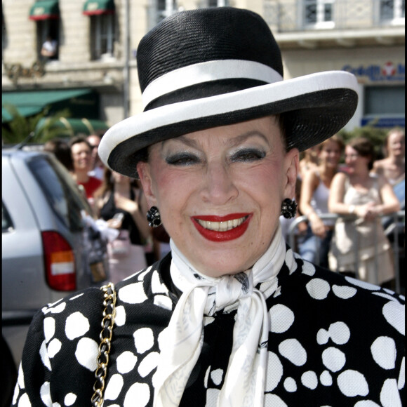 Geneviève de Fontenay au mariage d'Elodie Gossuin et Bertrand Lacherie à Compiègne - 01/07/2006