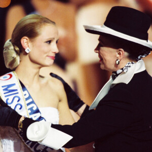 Archives - Elodie Gossuin, Miss Picardie est élue Miss France 2001 avec Geneviève de Fontenay au Grimaldi Forum à Monaco 10/12/2000 -