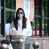 Exclusif - L'actrice de 39 ans, Olivia Munn, avec des gants et un masque de protection contre le coronavirus (Covid-19), fait quelques courses au supermarché à Los Angeles, le 24 juin 2020.