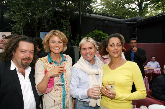 Hermine de Clermont Tonnerre et son mari Alastair Cuddeford, Alexandra Brokers - Vernissage des photos de Constantino Ruiz Lopez au Club de l'Étoile. Paris. Le 17 juin 2004.