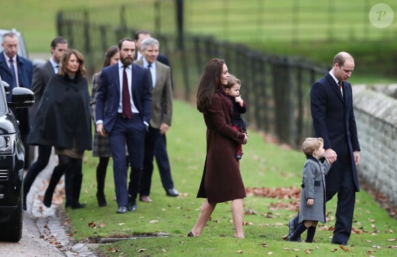 Carole Middleton, son fils James, Catherine Kate Middleton, la princesse Charlotte de Cambridge, le prince George de Cambridge et le prince William - Le duc et la duchesse de Cambridge en famille à la messe de Noël à Englefield le 25 décembre 2016.