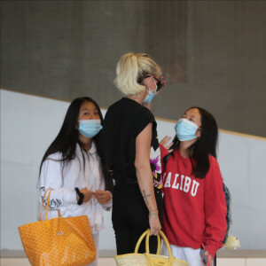 Laeticia Hallyday et ses filles Jade et Joy arrivent, avec des masques de protection contre l'épidémie de coronavirus (Covid-19), à l'aéroport de Paris-Charles-de-Gaulle à Roissy-en-France, France, le 18 juin 2020.