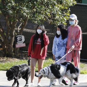 Christina arrive en fin d'après-midi chez Laeticia avec son chien Bono et des masques de protection à la main. Laeticia Hallyday, ses filles Jade et Joy, Christina, avec des masques, et leurs chiens Santos, Cheyenne et Bono se promènent dans le quartier de Pacific Palisades, à Los Angeles, Californie, Etats-Unis, le 3 avril 2020, pendant la période de confinement.