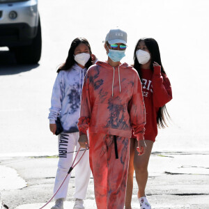 Christina arrive en fin d'après-midi chez Laeticia avec son chien Bono et des masques de protection à la main. Laeticia Hallyday, ses filles Jade et Joy, Christina, avec des masques, et leurs chiens Santos, Cheyenne et Bono se promènent dans le quartier de Pacific Palisades, à Los Angeles, Californie, Etats-Unis, le 3 avril 2020, pendant la période de confinement.