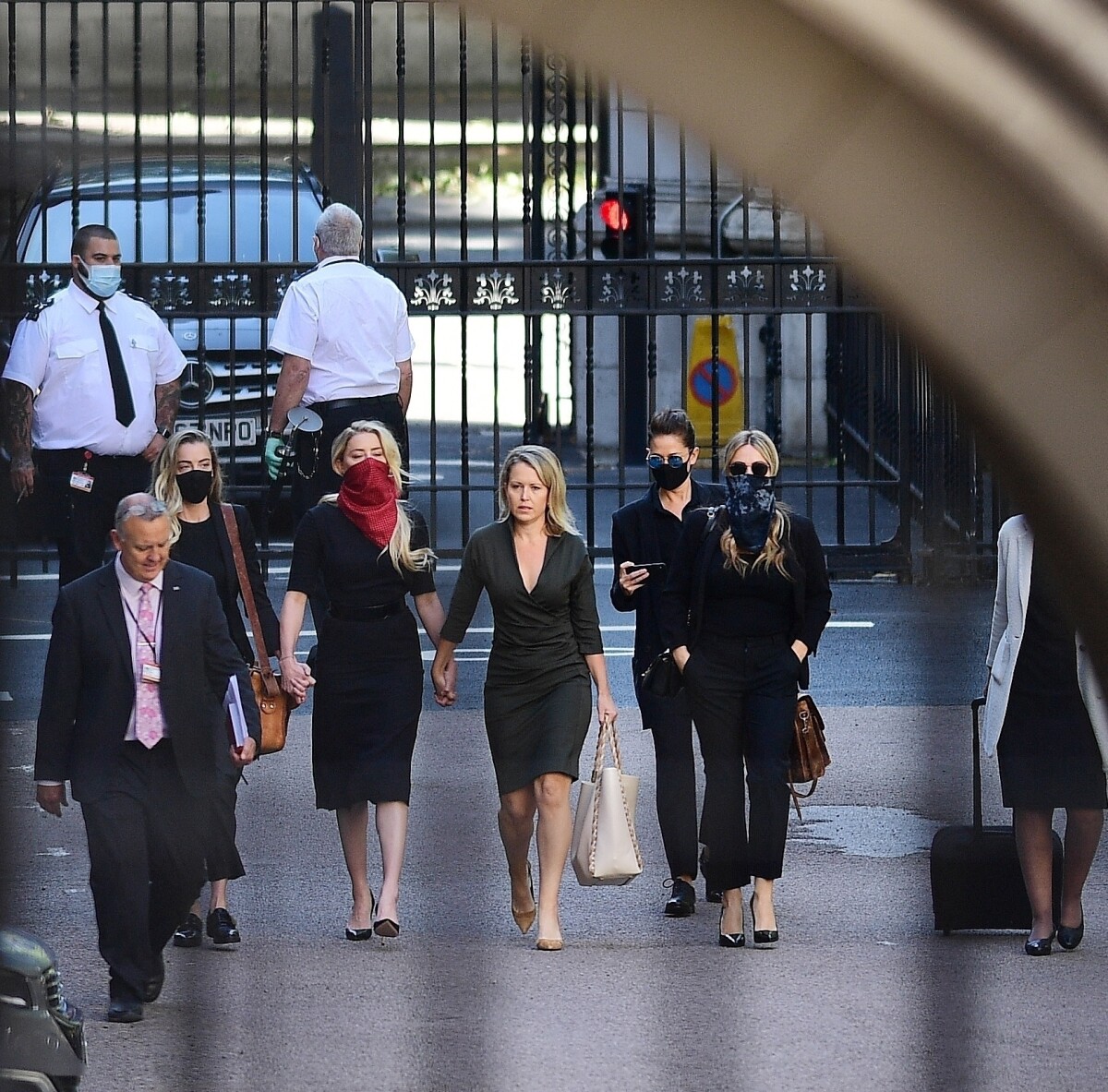 Photo : Amber Heard, avec son avocate, sa soeur et sa compagne Bianca